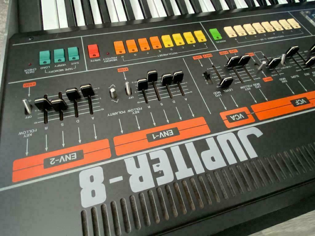 Synthétiseur Roland Jupiter 8