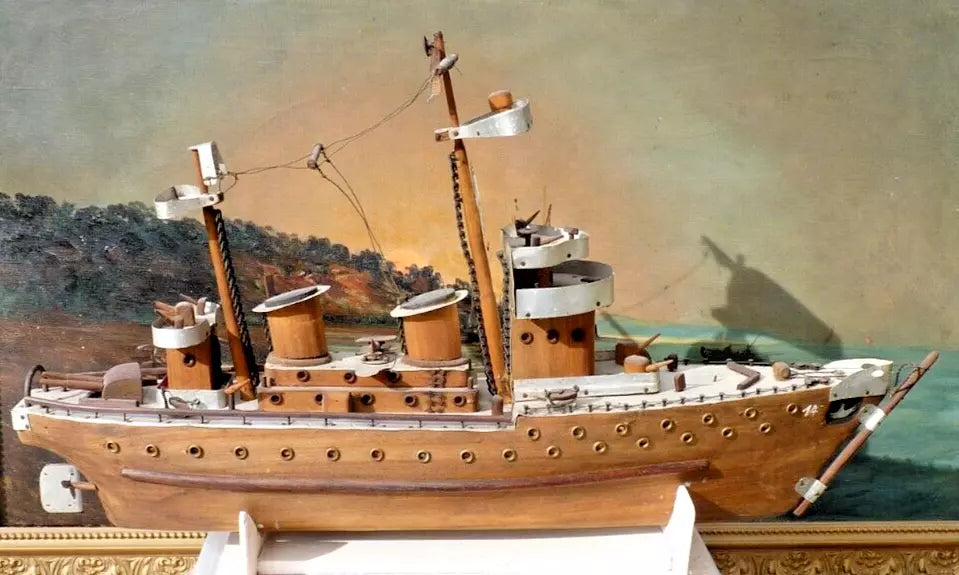 MAQUETTE DE BATEAU CUIRASSÉ 1914-1918