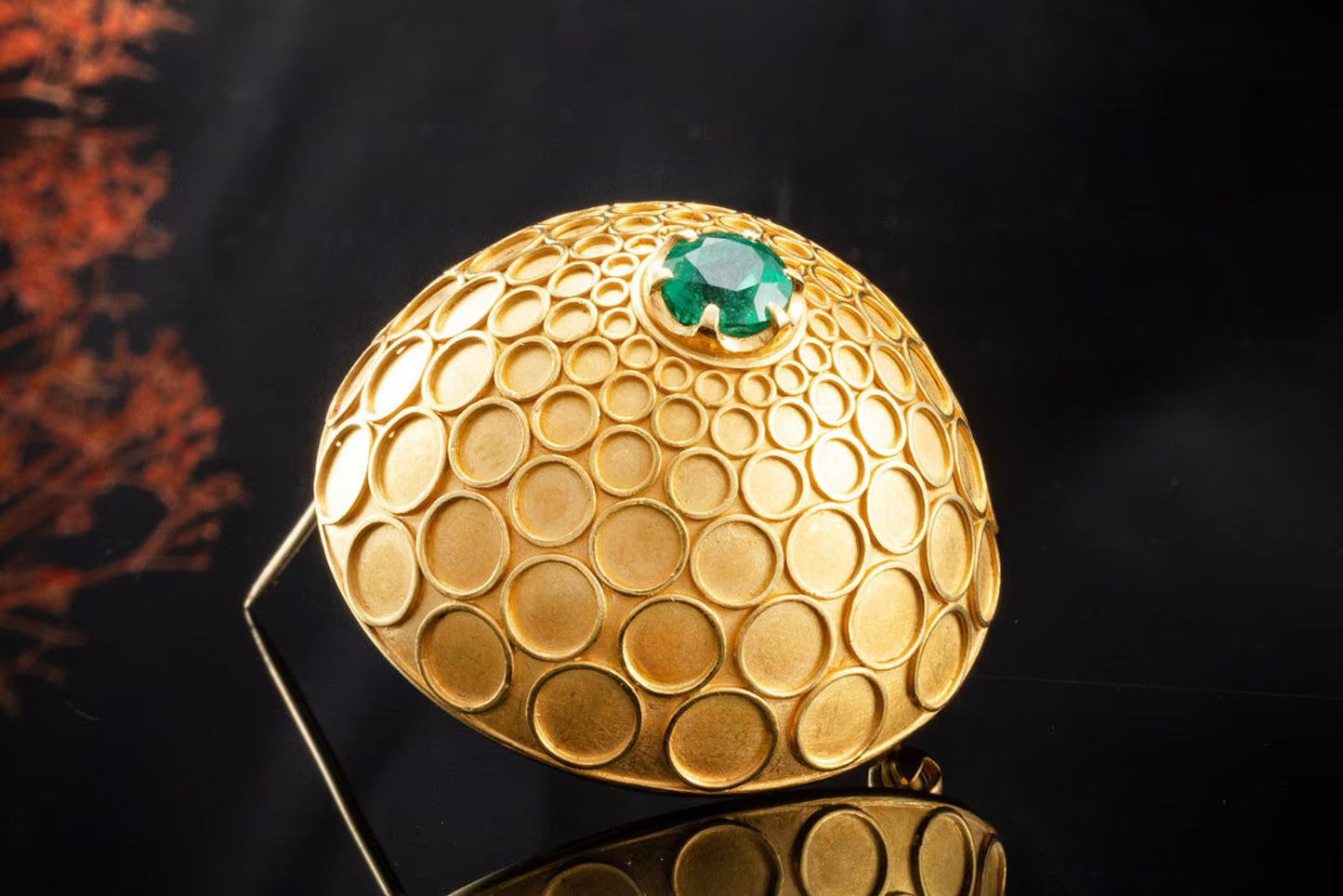 Broche Elisabeth avec émeraude orfèvrerie or jaune