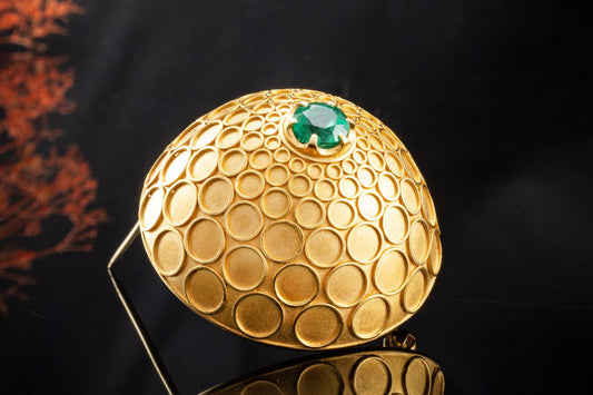 Broche Elisabeth avec émeraude orfèvrerie or jaune