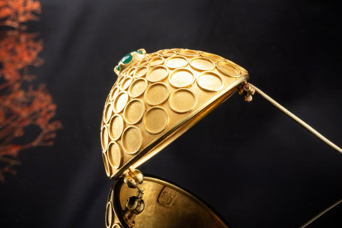 Broche Elisabeth avec émeraude orfèvrerie or jaune