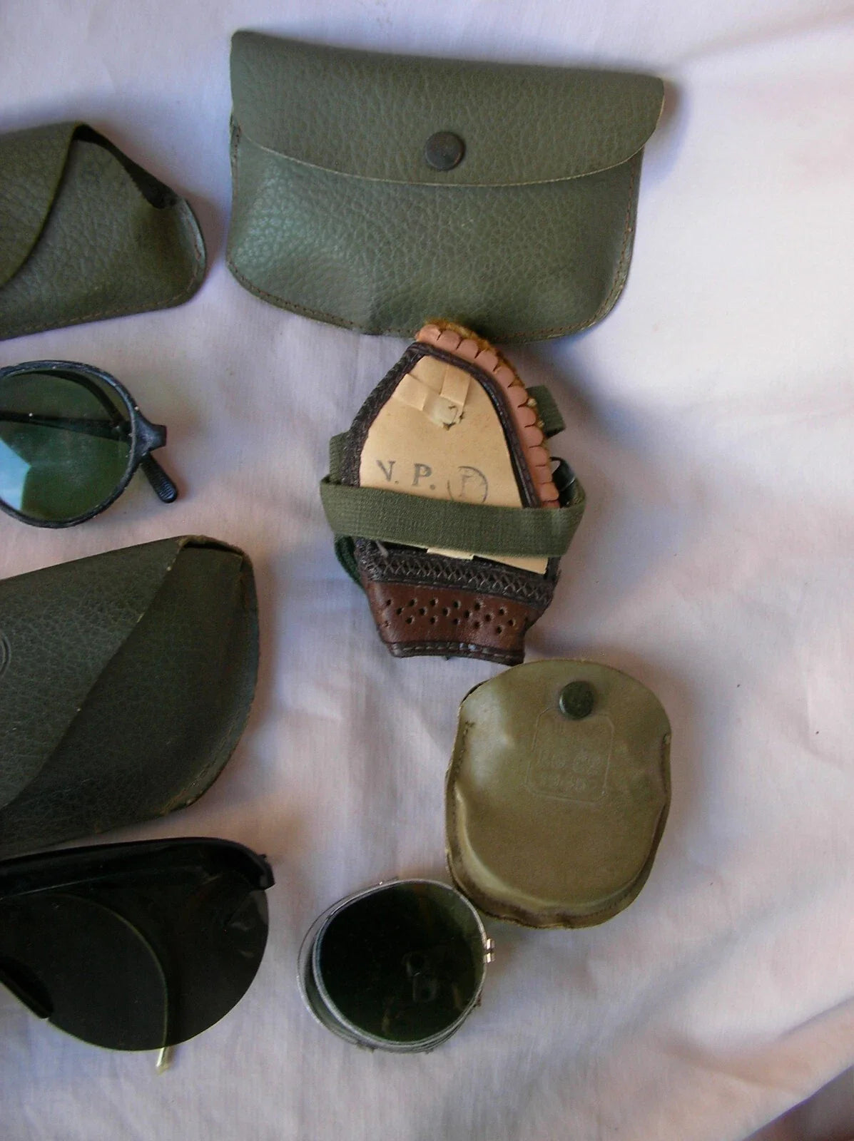 WWII – Lot de 4 Paires de Lunettes de Soleil Militaires Américaines avec Étuis (1944-1945)