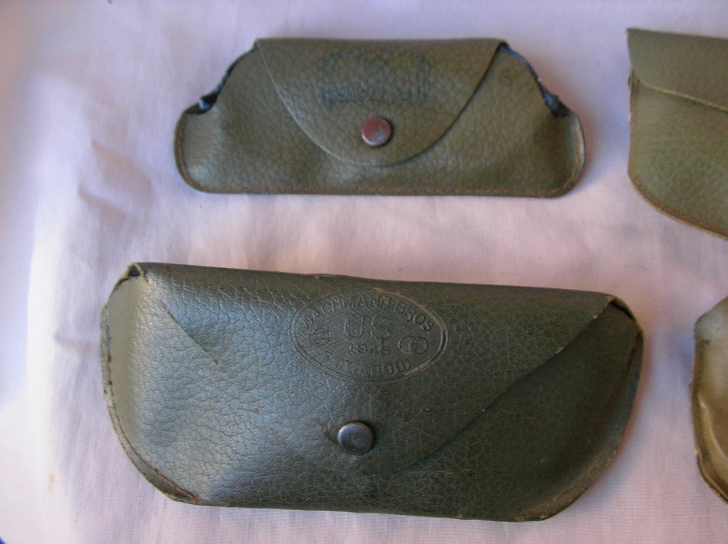 WWII – Lot de 4 Paires de Lunettes de Soleil Militaires Américaines avec Étuis (1944-1945)
