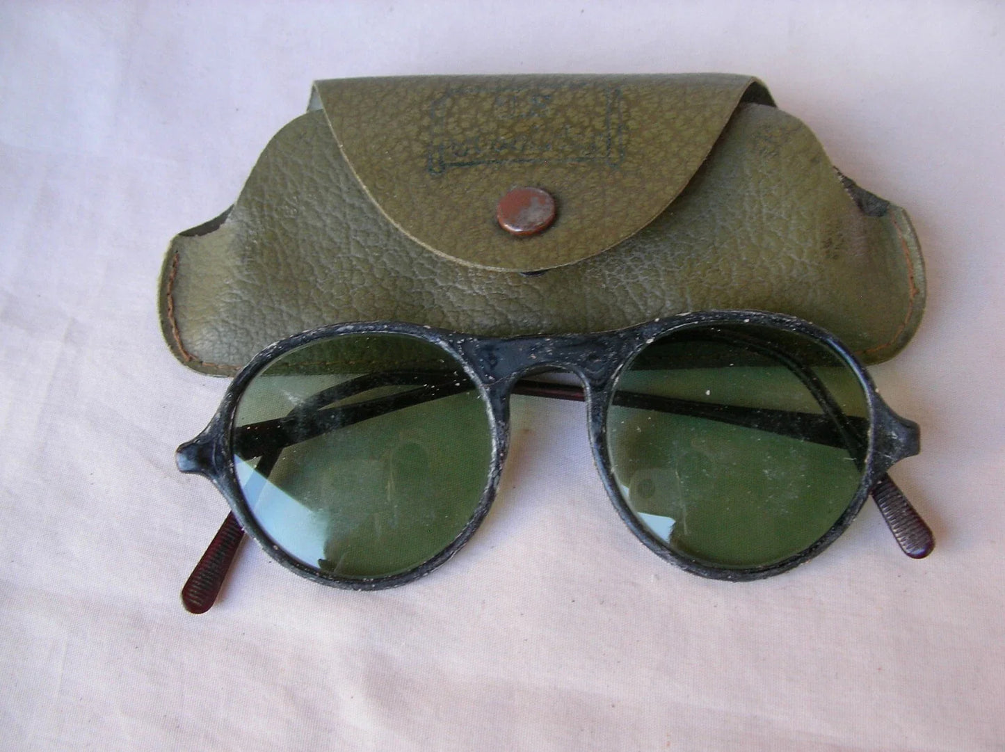 WWII – Lot de 4 Paires de Lunettes de Soleil Militaires Américaines avec Étuis (1944-1945)