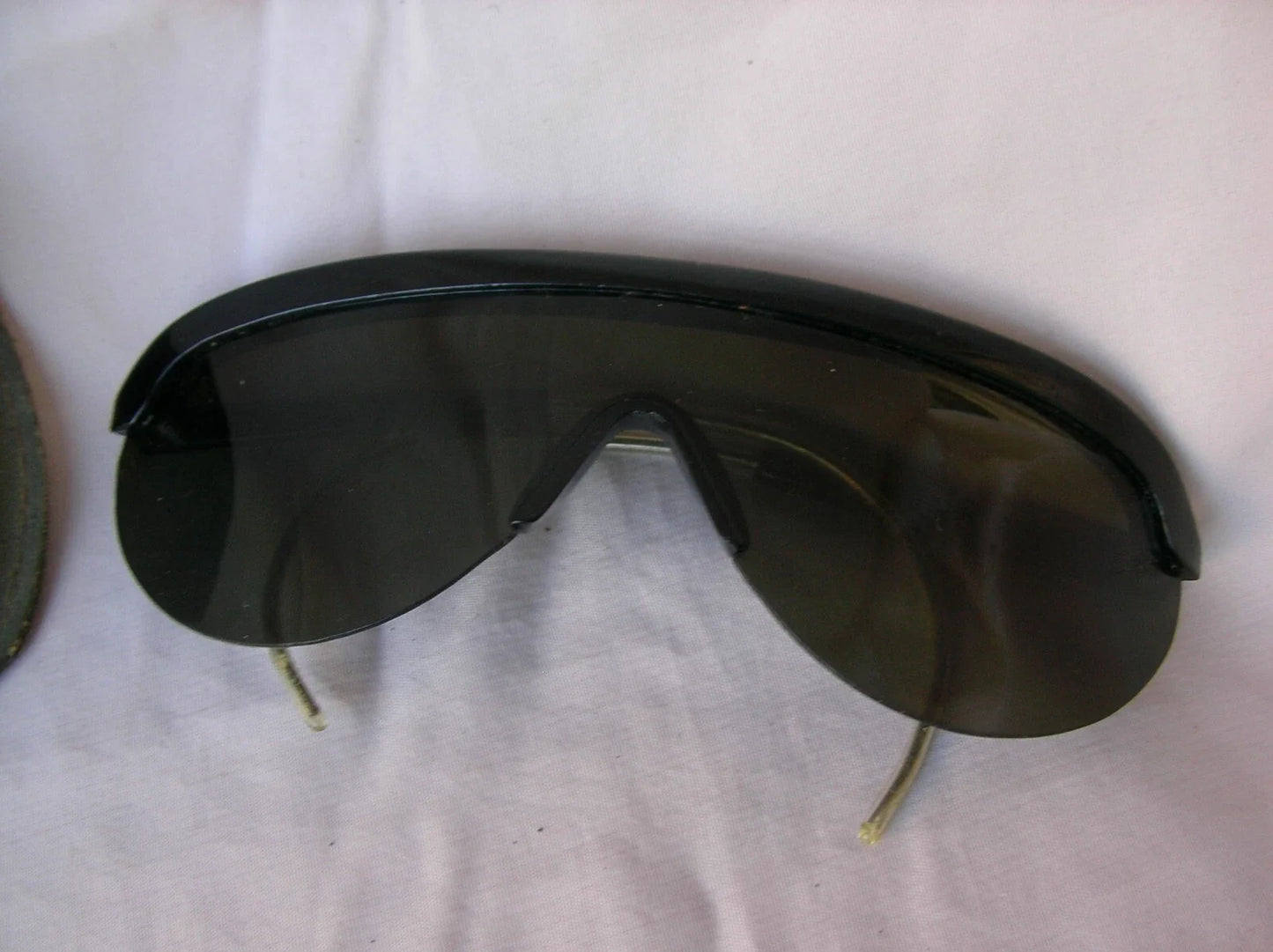 WWII – Lot de 4 Paires de Lunettes de Soleil Militaires Américaines avec Étuis (1944-1945)