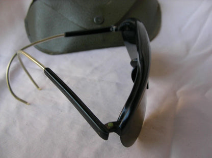 WWII – Lot de 4 Paires de Lunettes de Soleil Militaires Américaines avec Étuis (1944-1945)