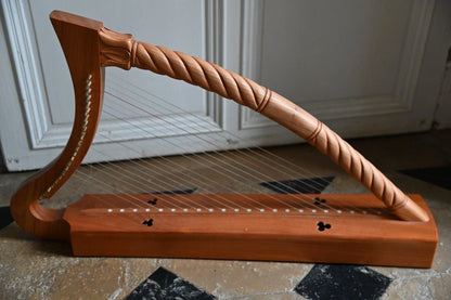 Harpe romane en merisier massif – 23 cordes, sans levier