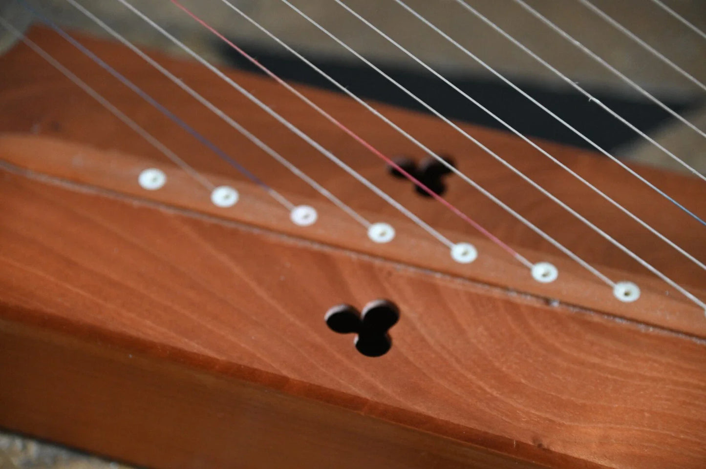 Harpe romane en merisier massif – 23 cordes, sans levier