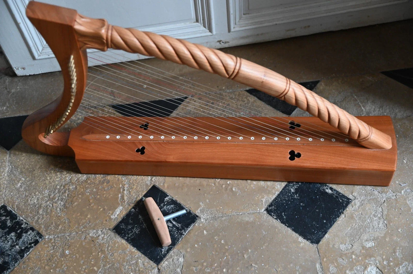 Harpe romane en merisier massif – 23 cordes, sans levier