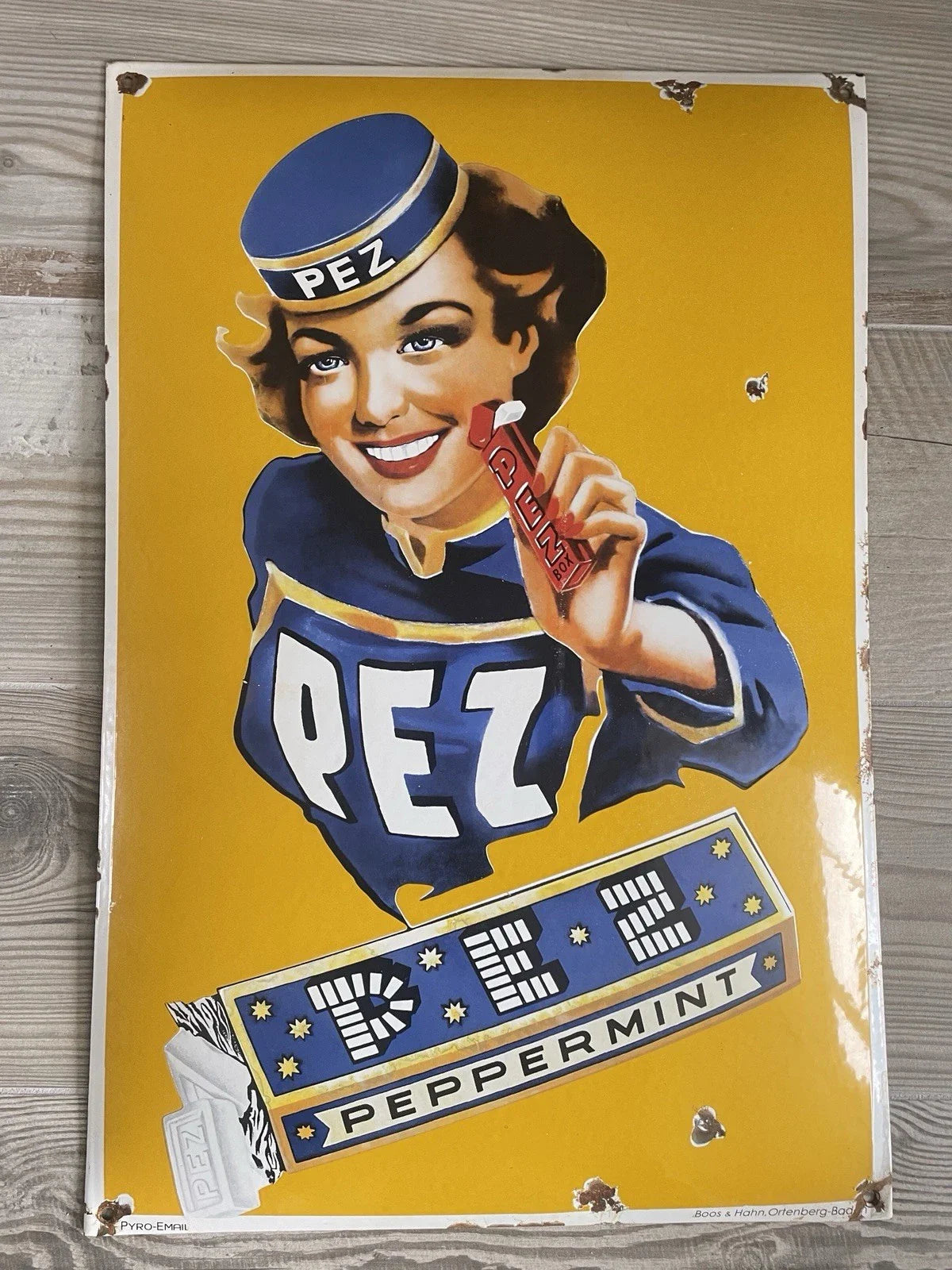 Ancienne Plaque Émaillée PEZ – Bombée, Très Rare