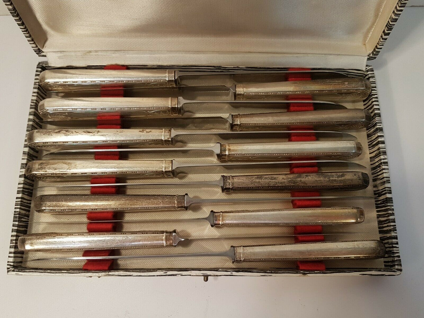 Série de 12 couteaux de table argent