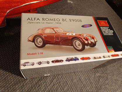 Voiture miniature CMC à l'échelle 1/18