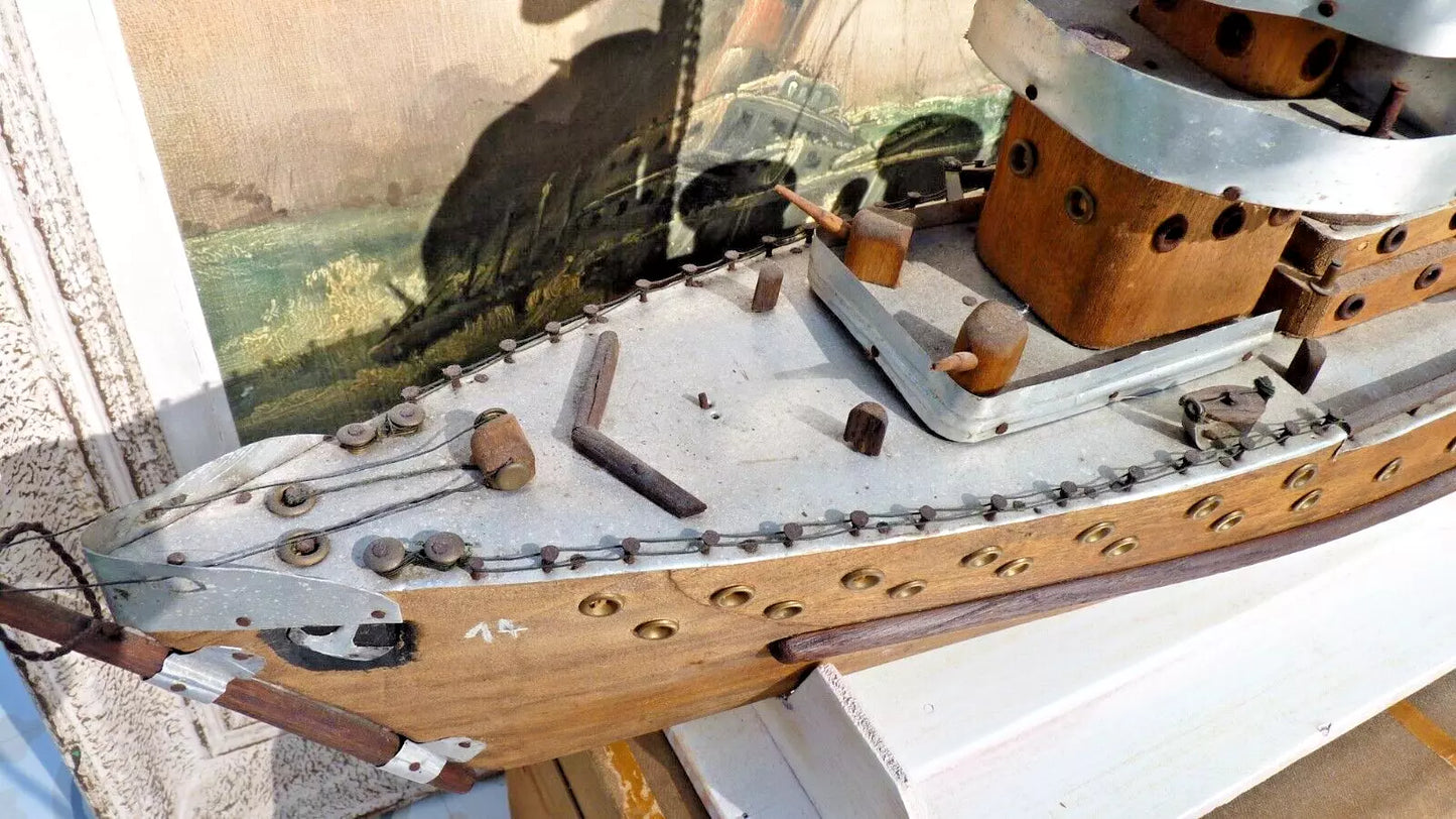 MAQUETTE DE BATEAU CUIRASSÉ 1914-1918
