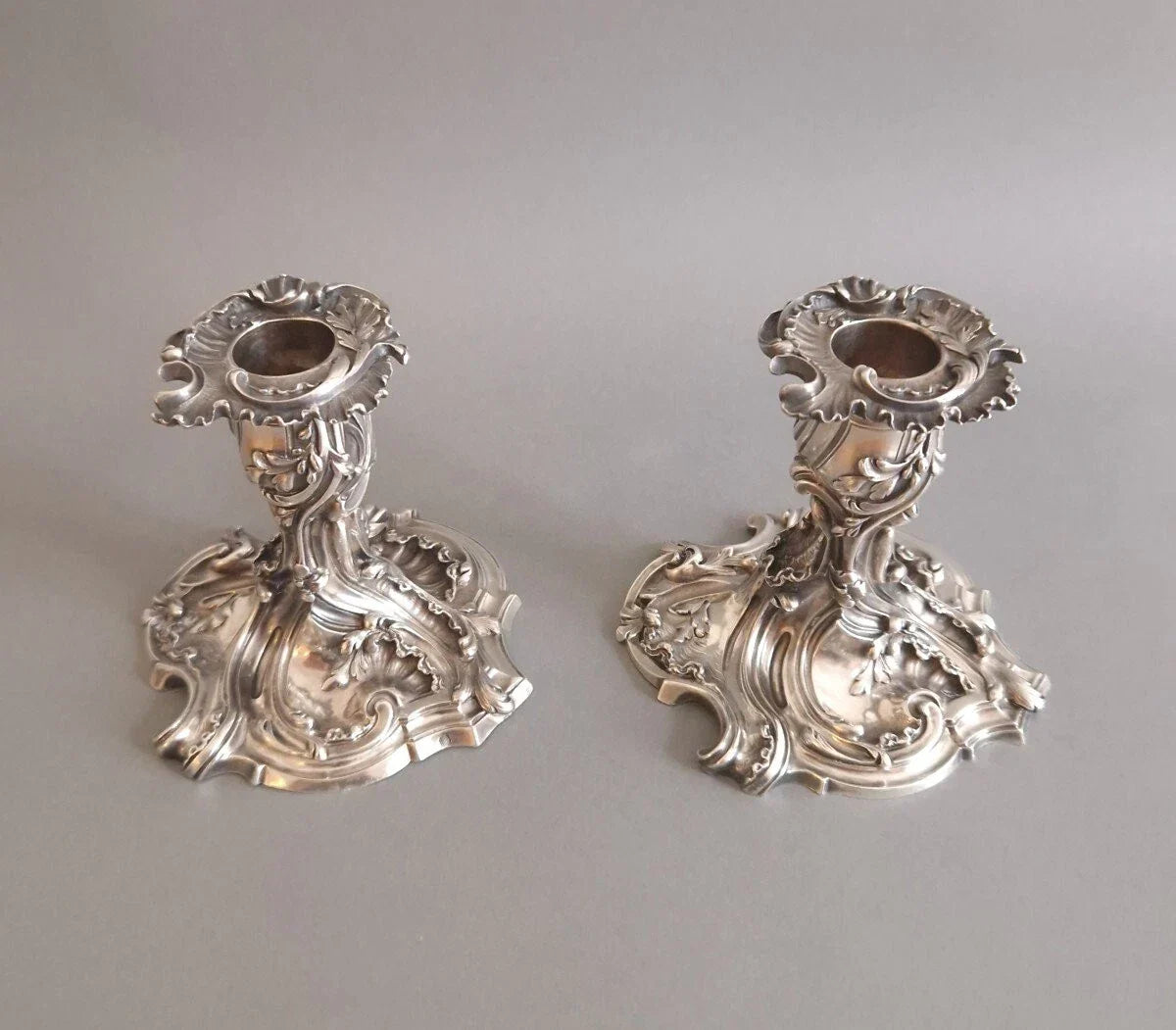 Paire de bougeoirs en argent massif