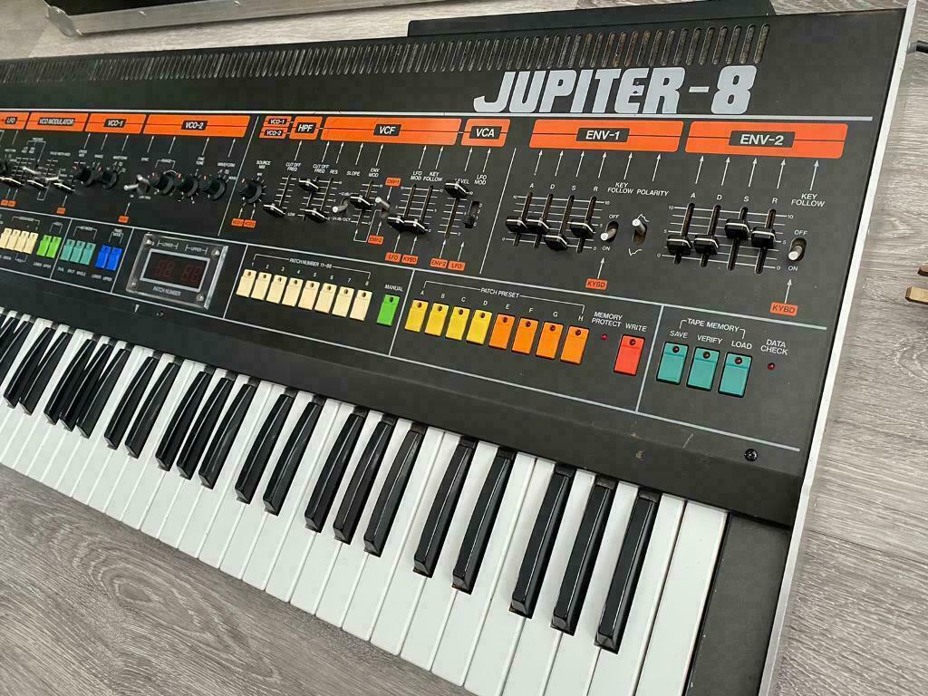 Synthétiseur Roland Jupiter 8