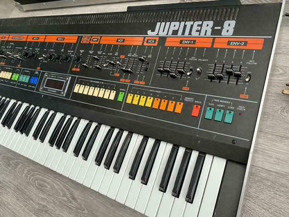 Synthétiseur Roland Jupiter 8