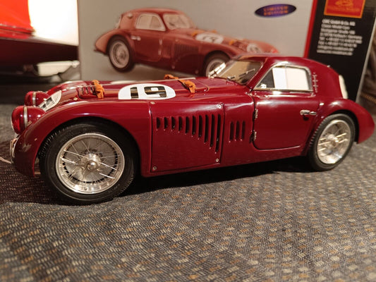 Voiture miniature CMC à l'échelle 1/18