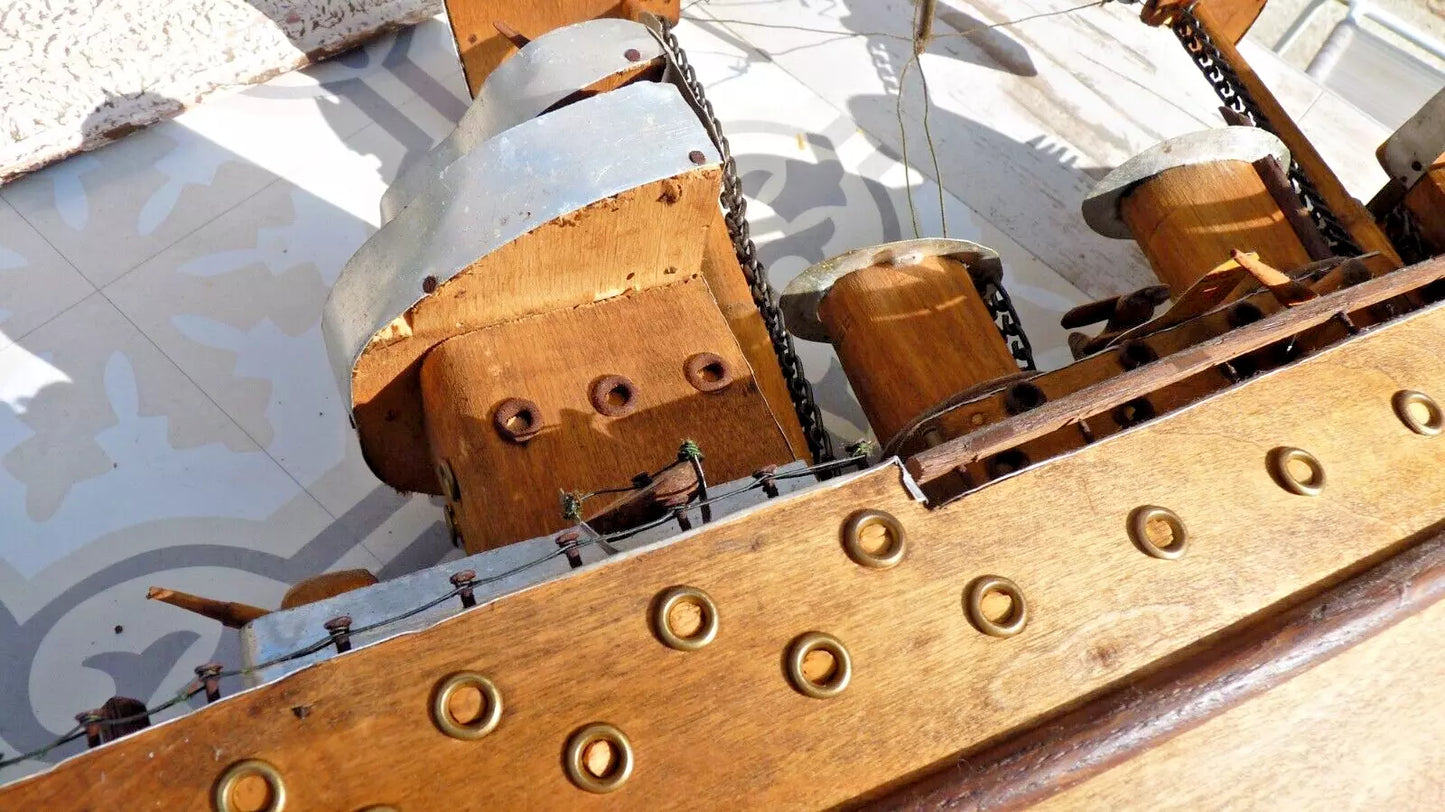 MAQUETTE DE BATEAU CUIRASSÉ 1914-1918
