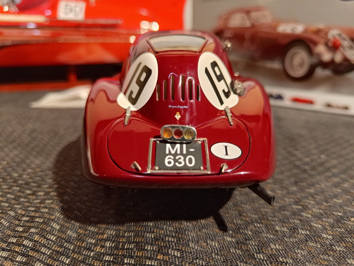 Voiture miniature CMC à l'échelle 1/18