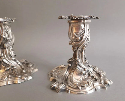 Paire de bougeoirs en argent massif