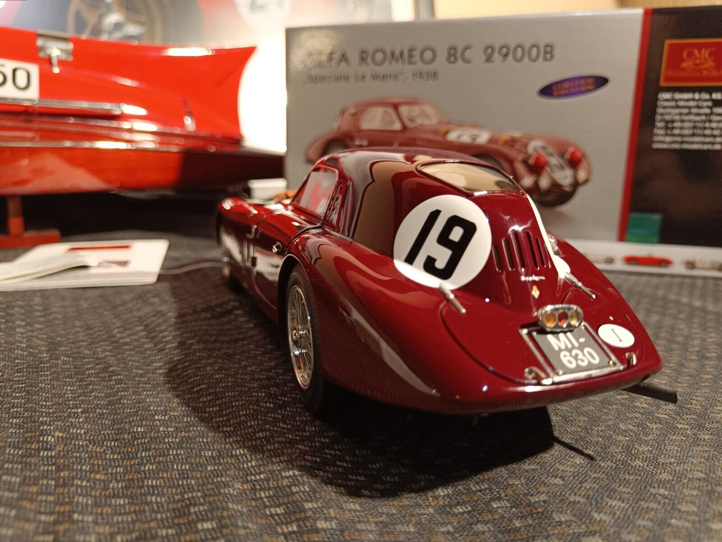 Voiture miniature CMC à l'échelle 1/18