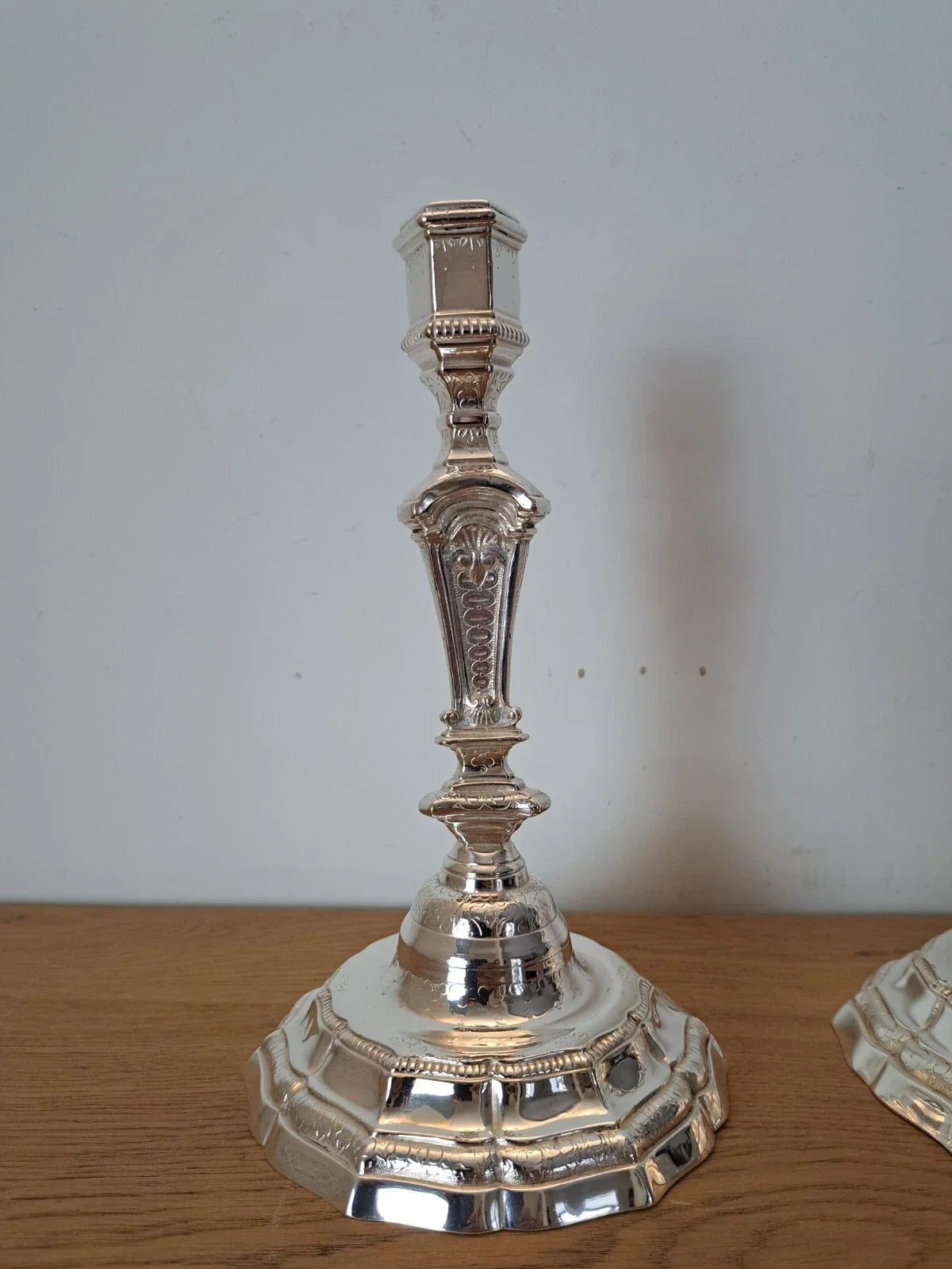 Magnifique Paire de bougeoirs Louis XIV bronze argenté