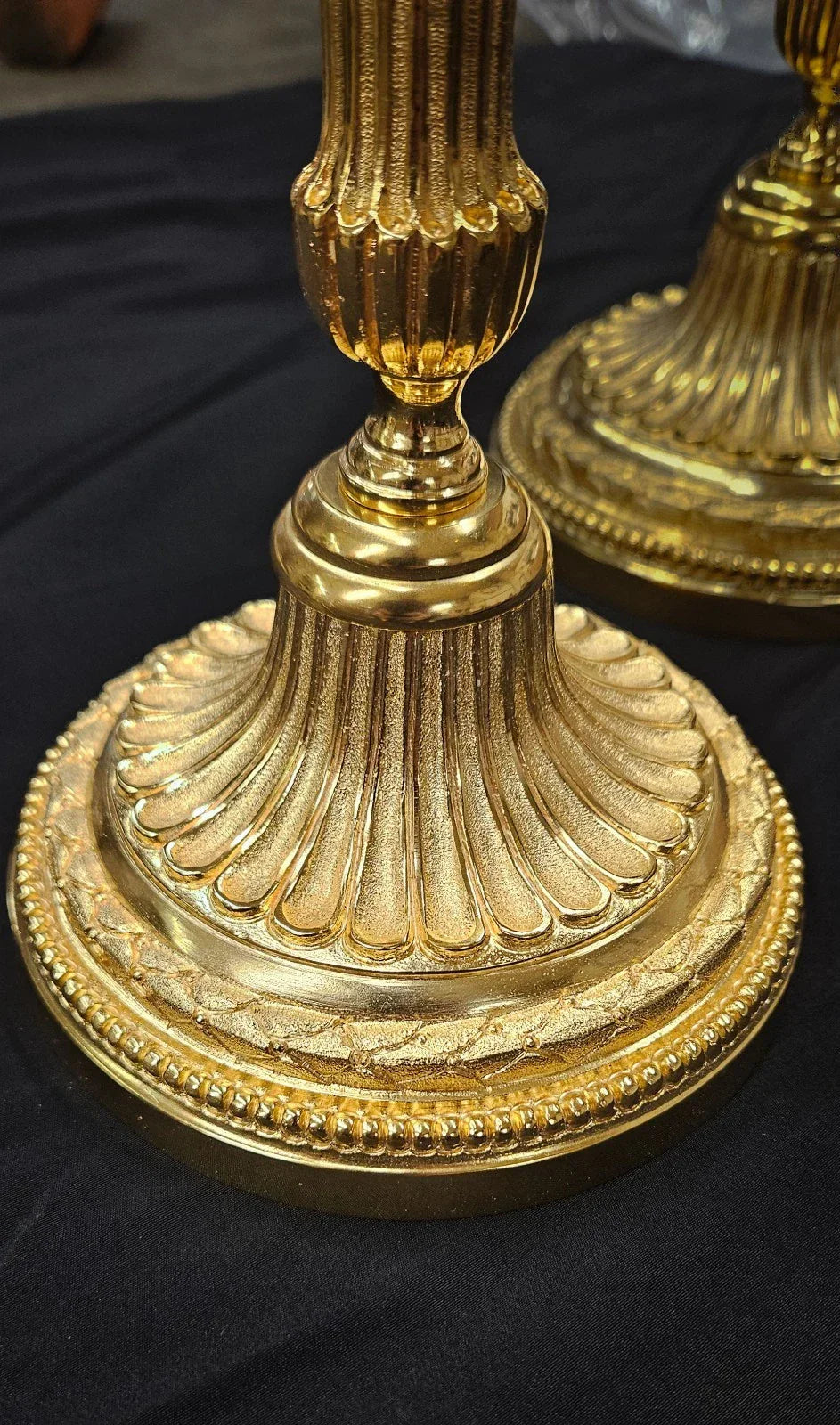 Paire de flambeaux en bronze Louis XVI doré
