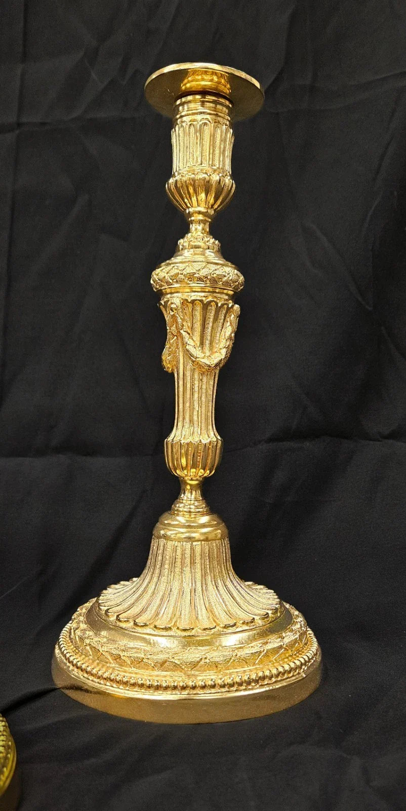 Paire de flambeaux en bronze Louis XVI doré