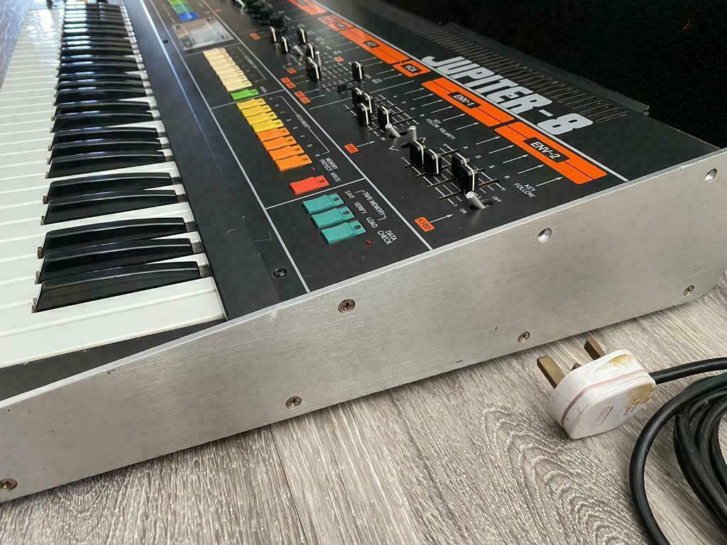 Synthétiseur Roland Jupiter 8