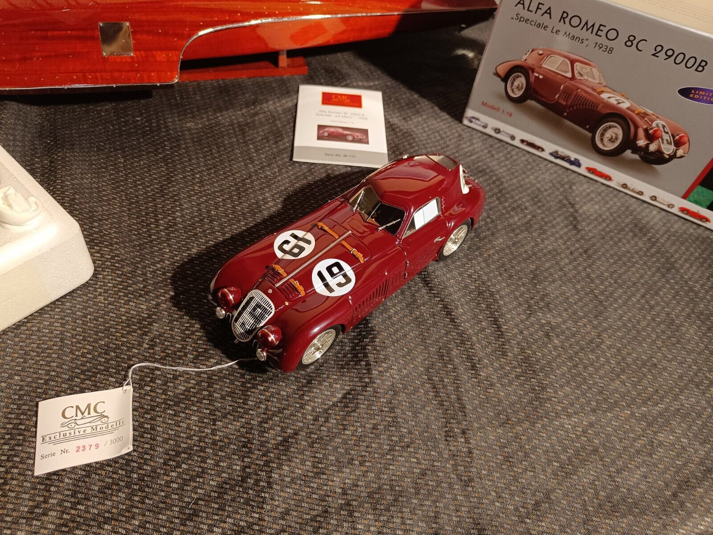 Voiture miniature CMC à l'échelle 1/18