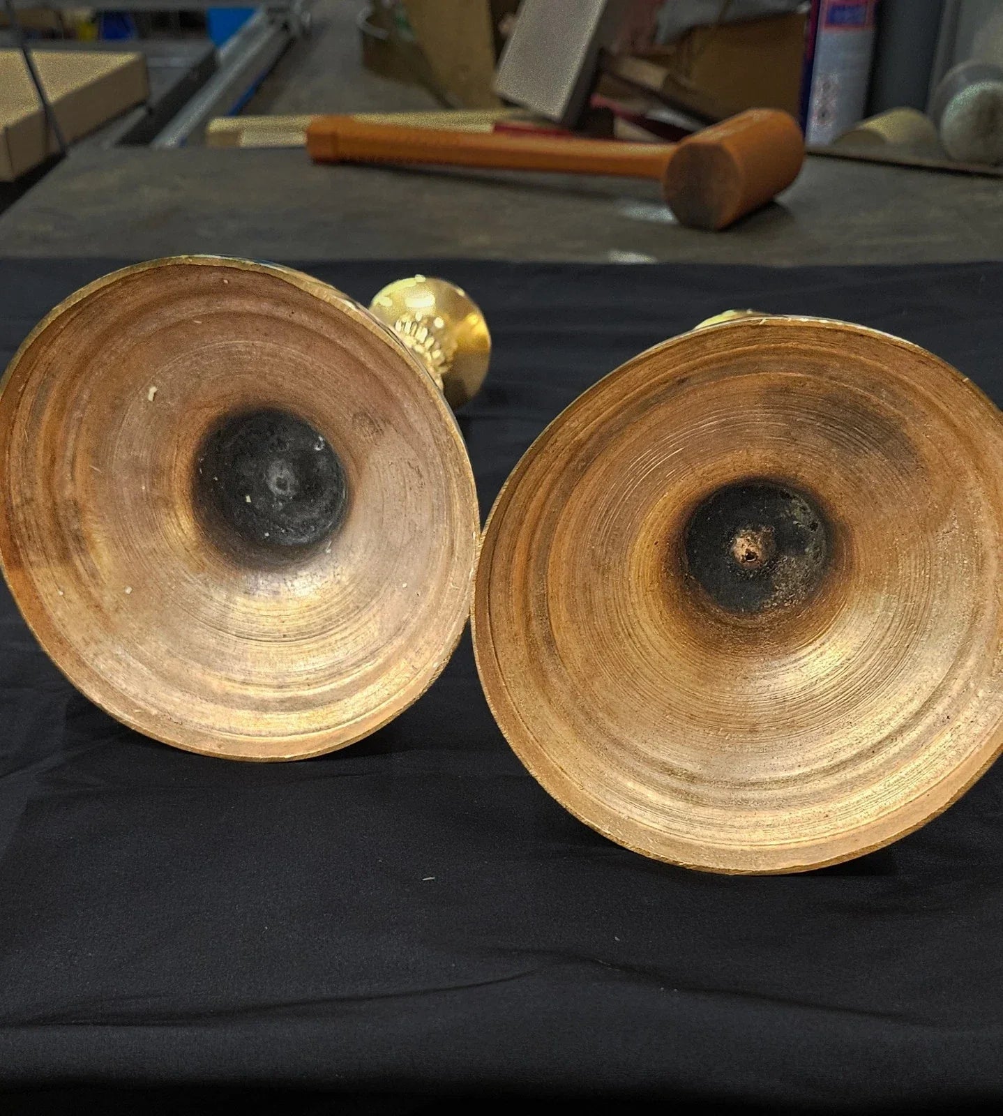 Paire de flambeaux en bronze Louis XVI doré