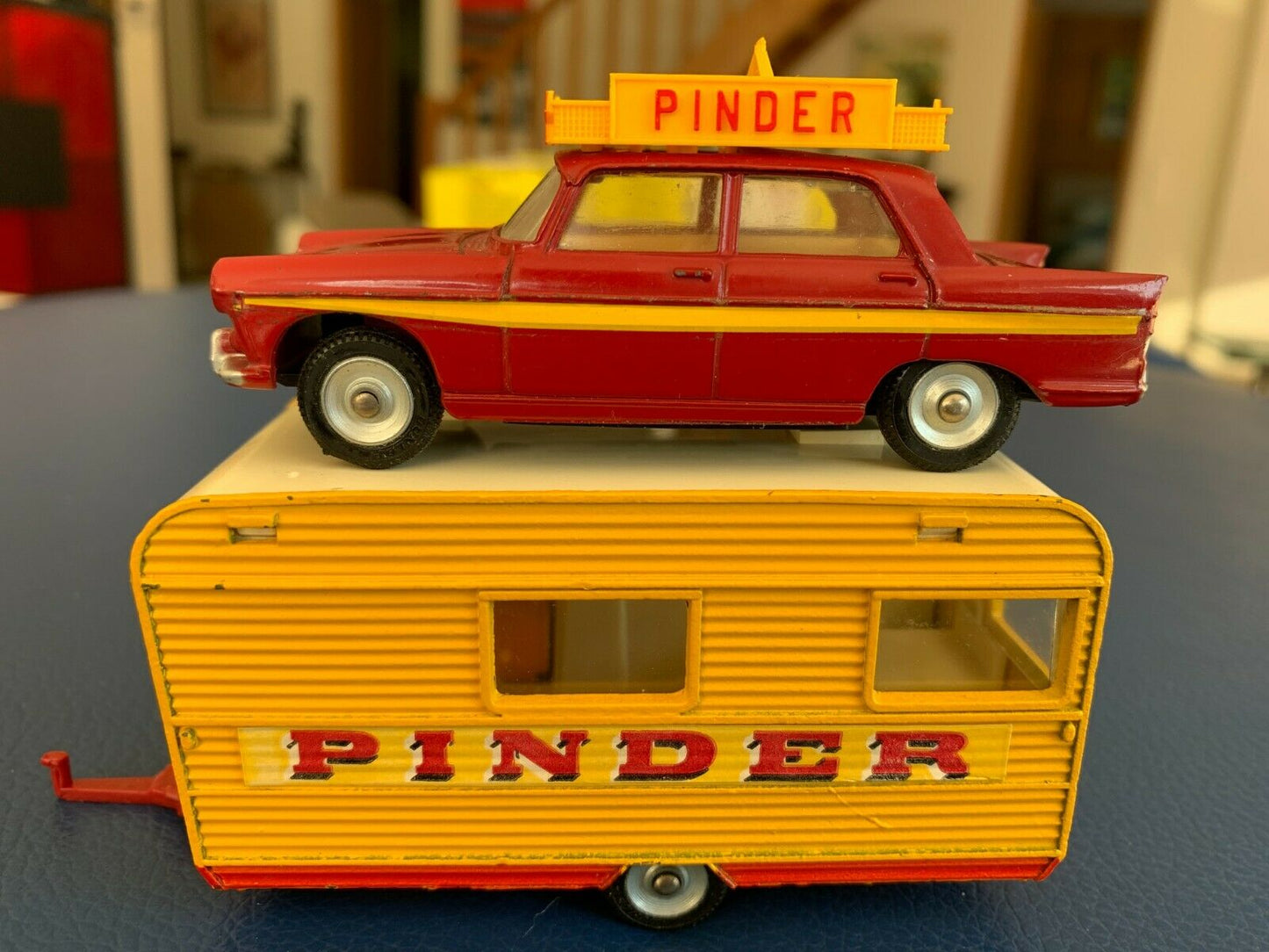 Ancien voiture  Dinky toys France 404 Peugeot et caravane Pinder