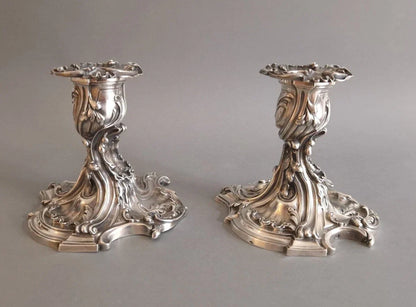 Paire de bougeoirs en argent massif
