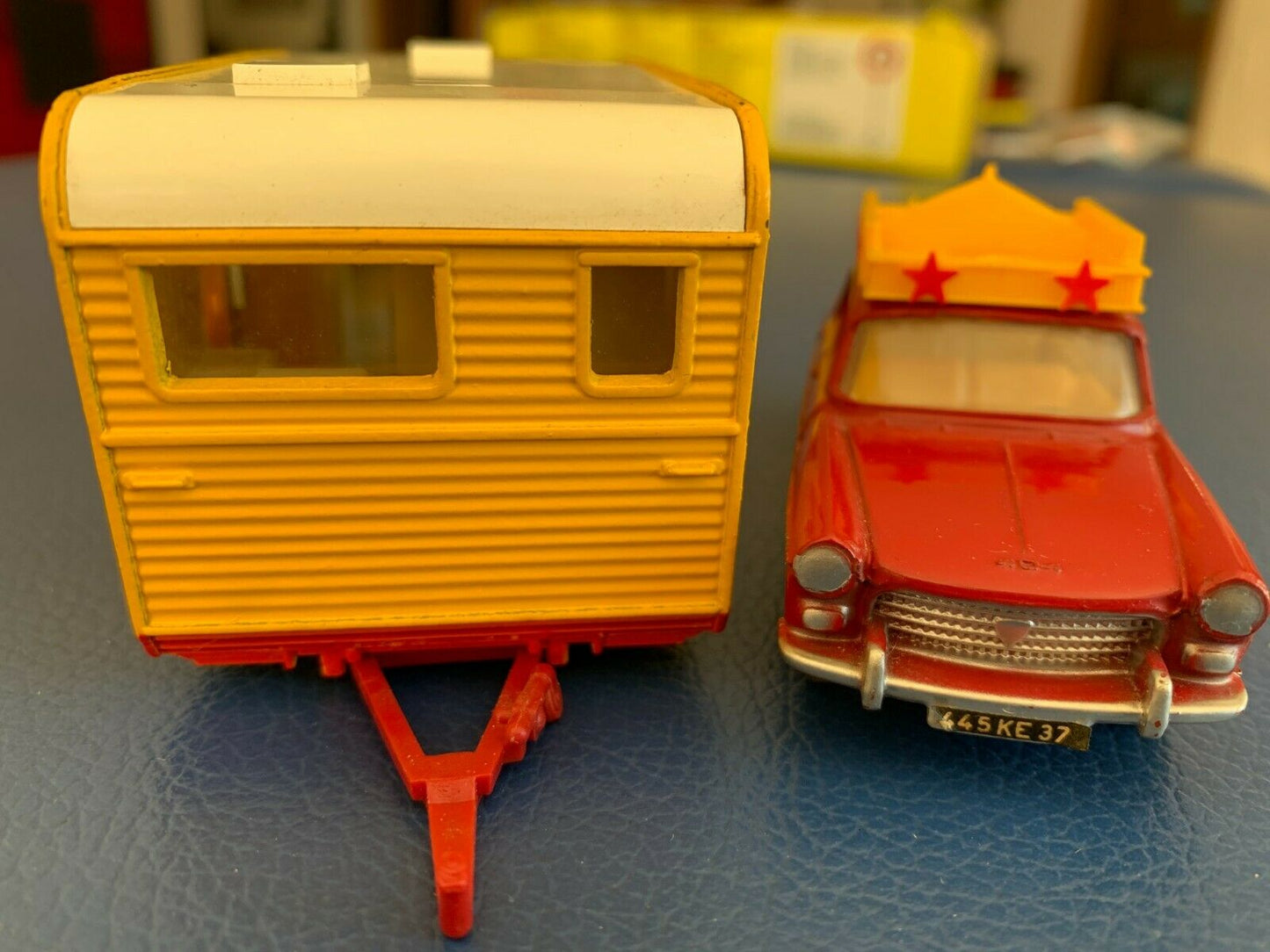 Ancien voiture  Dinky toys France 404 Peugeot et caravane Pinder