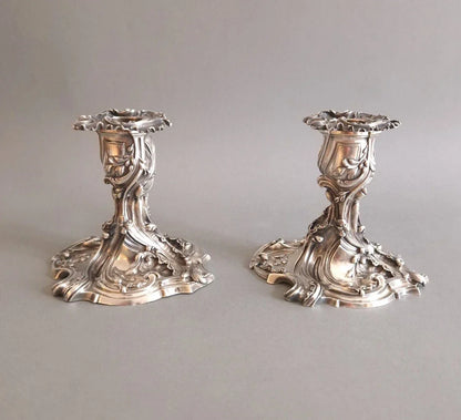 Paire de bougeoirs en argent massif