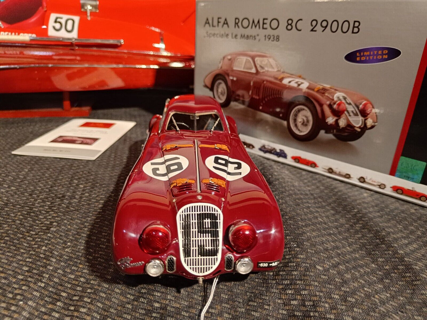 Voiture miniature CMC à l'échelle 1/18